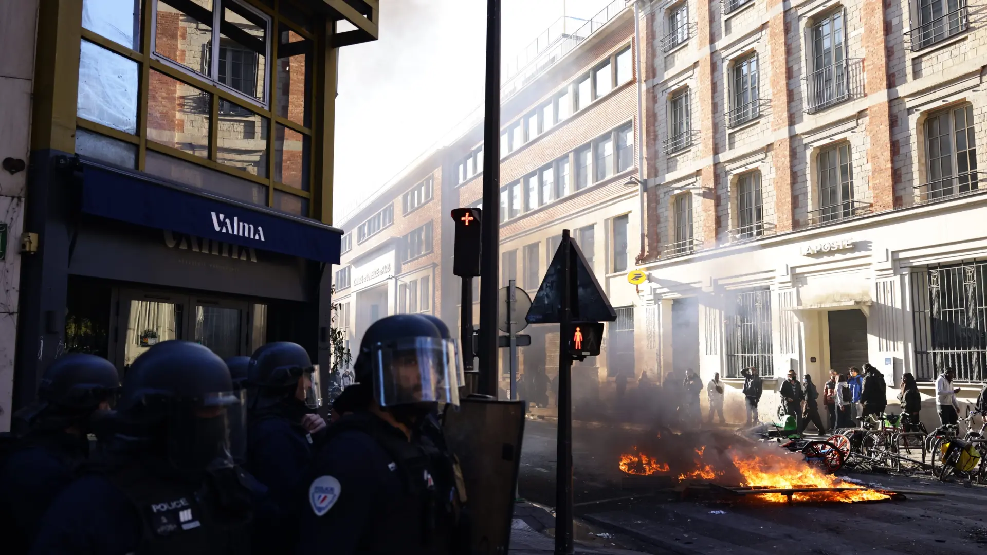 Protestas en Francia y disturbios, en directo | Los disturbios continúan en las calles de París y otras ciudades: un millar de agentes heridos y 2.400 detenidos