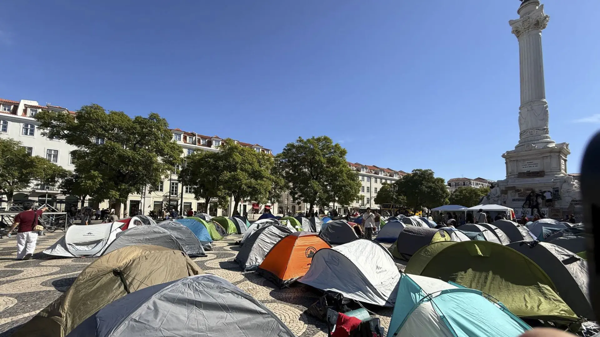 La Policía desaloja las acampadas por la vivienda en Lisboa y Oporto y detiene a varios manifestantes