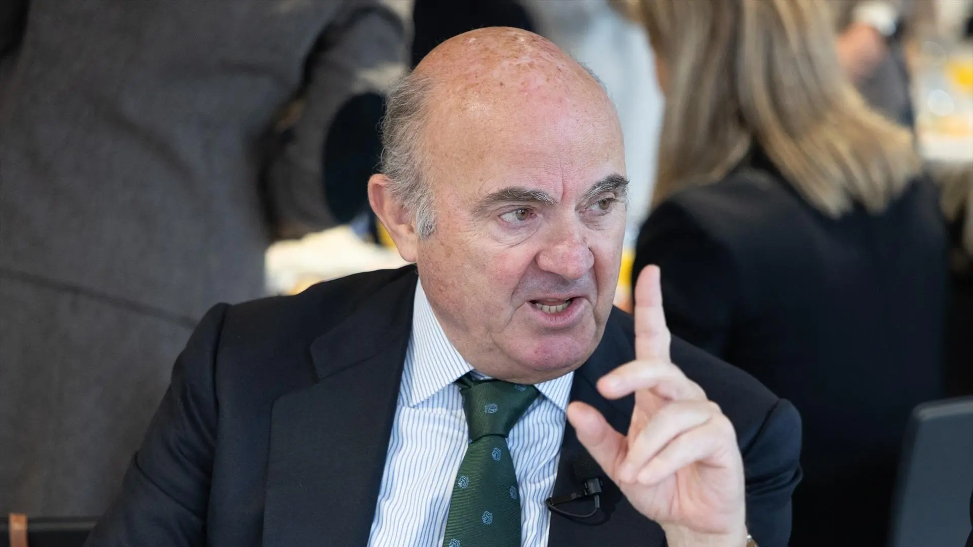 De Guindos alerta de la «incertidumbre» en el precio de los alimentos por el transporte, la energía y los fertilizantes