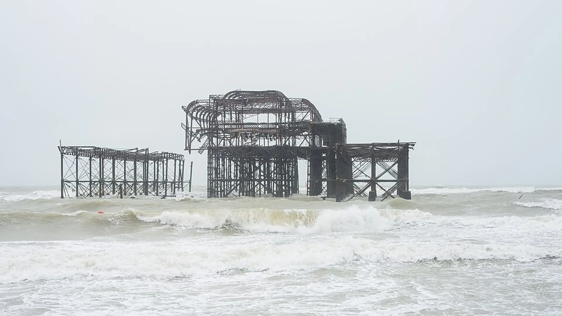 La borrasca Austen se lleva por delante parte del histórico embarcadero de Brighton en Inglaterra
