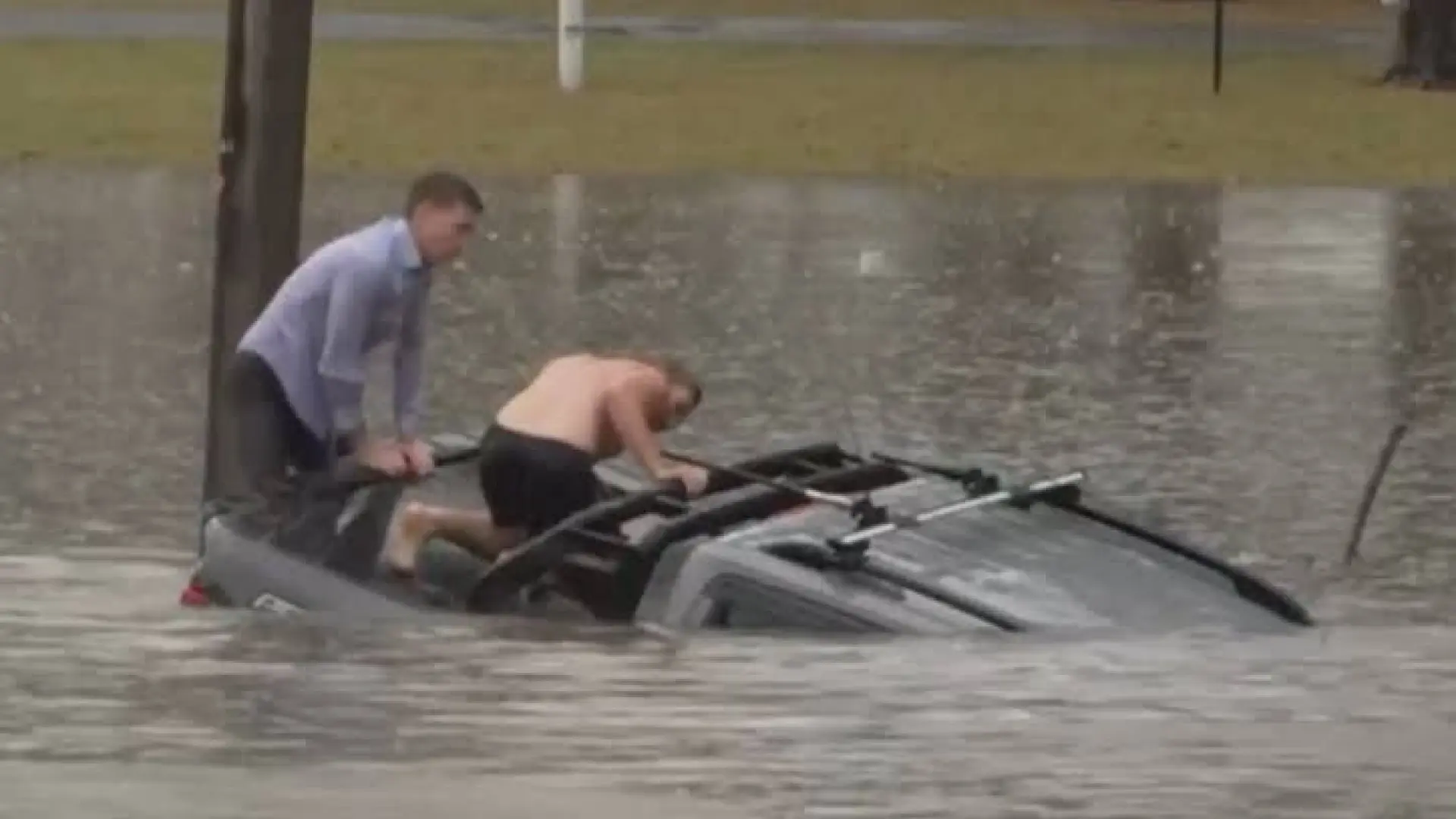 Un reportero de una televisión australiana salva a un conductor de ahogarse cuando su coche se hundía en unas inundaciones