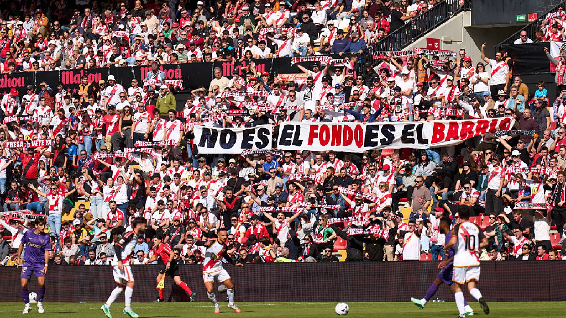 «No es el fondo, es el barrio»: la afición del Rayo sigue con sus protestas contra Martín Presa con pancartas y fuertes cánticos