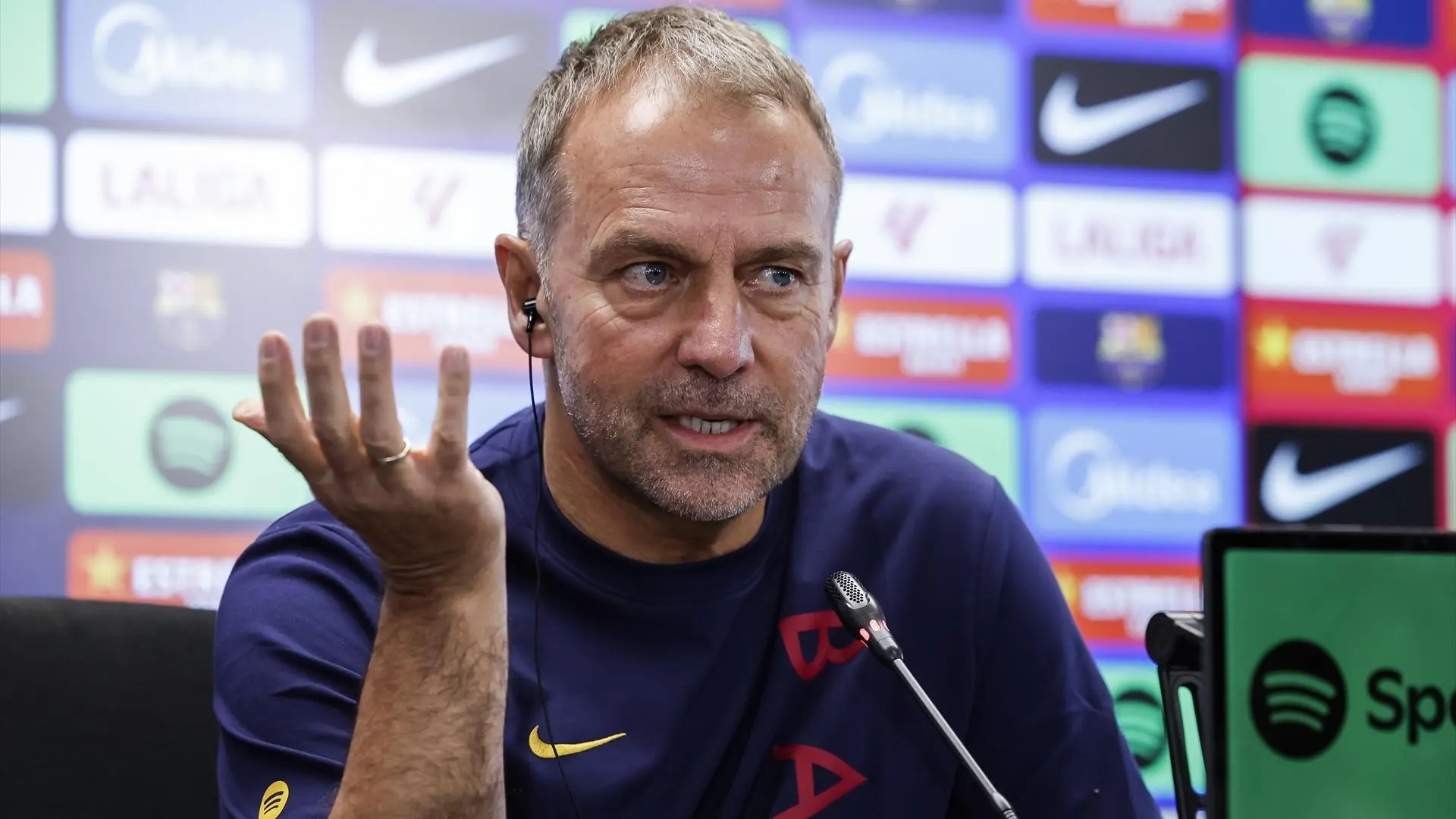 Hansi Flick defiende a los árbitros antes del Clásico: «Confío plenamente en ellos, es muy importante protegerles también»