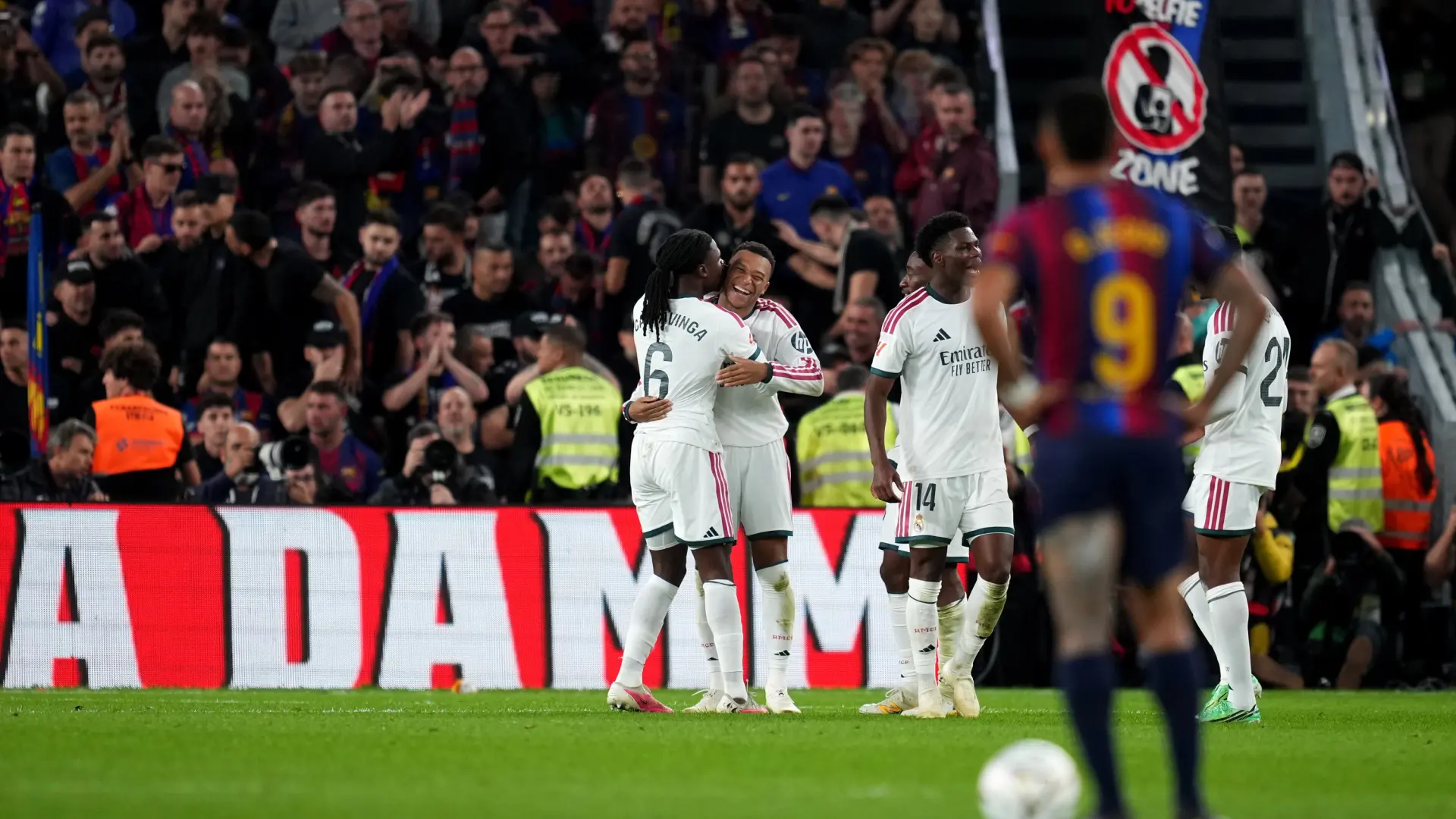 El Barça cierra la grada de animación del Camp Nou tras la agresión a Camavinga con el palo de una bandera: «Conducta contraria»