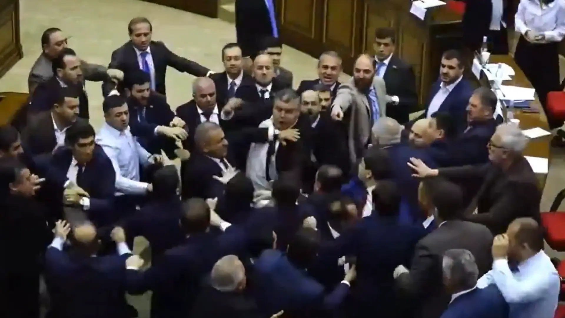 A puñetazo limpio y con sillas por los aires: una batalla campal entre diputados desata el caos en el Parlamento de Armenia