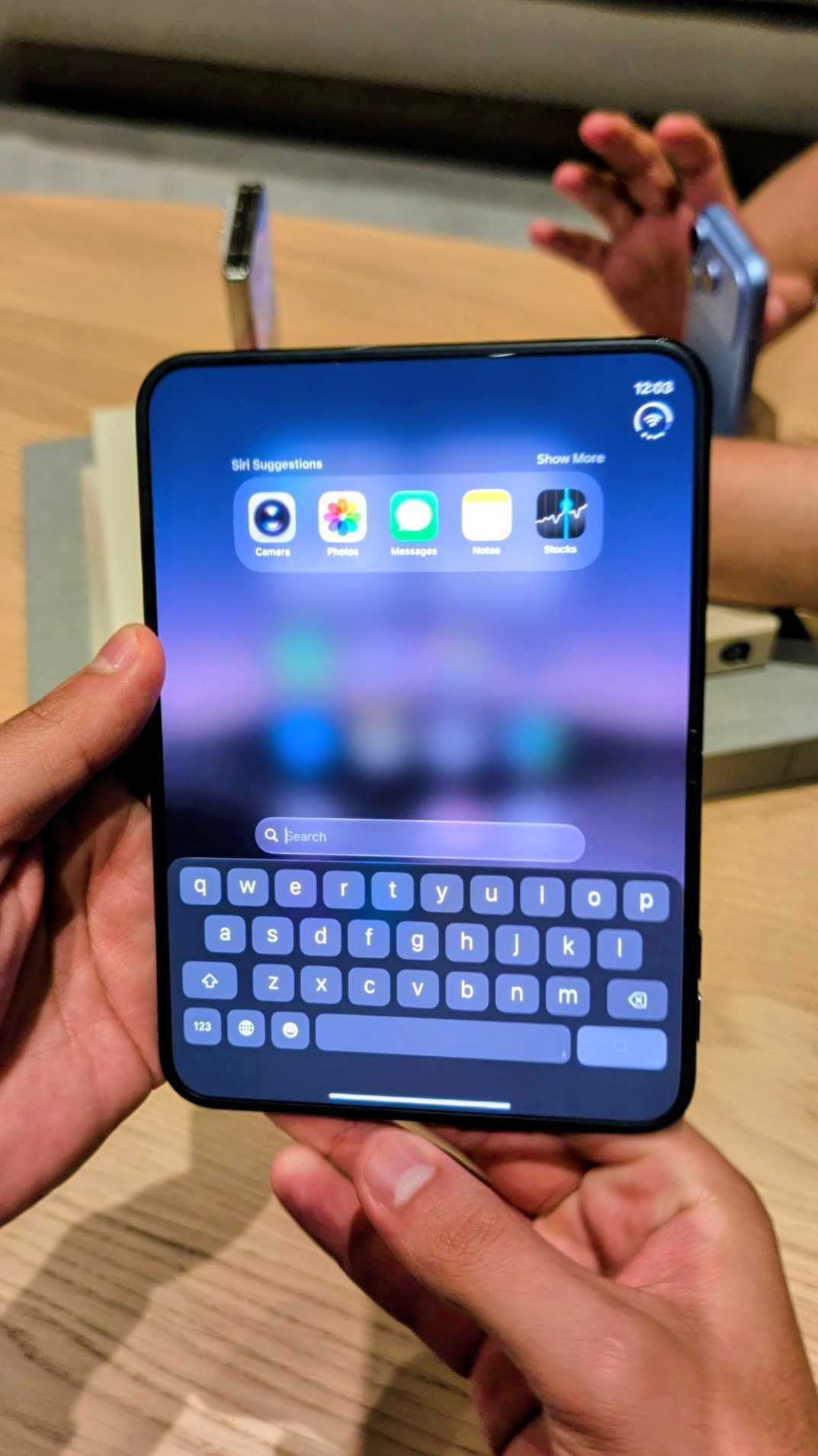 CDATA[
Apple finalmente dio el paso hacia una profunda transformación de diseño y entró a una nueva categoría de productos en smartphones en casi dos décadas. Con el iPhone Duo , un equipo que inicia en los 47,999 pesos , la empresa quiere atraer a entusiastas de la tecnología, a creadores de contenido, a quienes simplemente pueden comprarlo, pero especialmente a las personas de negocios, a aquellos que necesitan ser productivos en todos lados a todas horas.
![