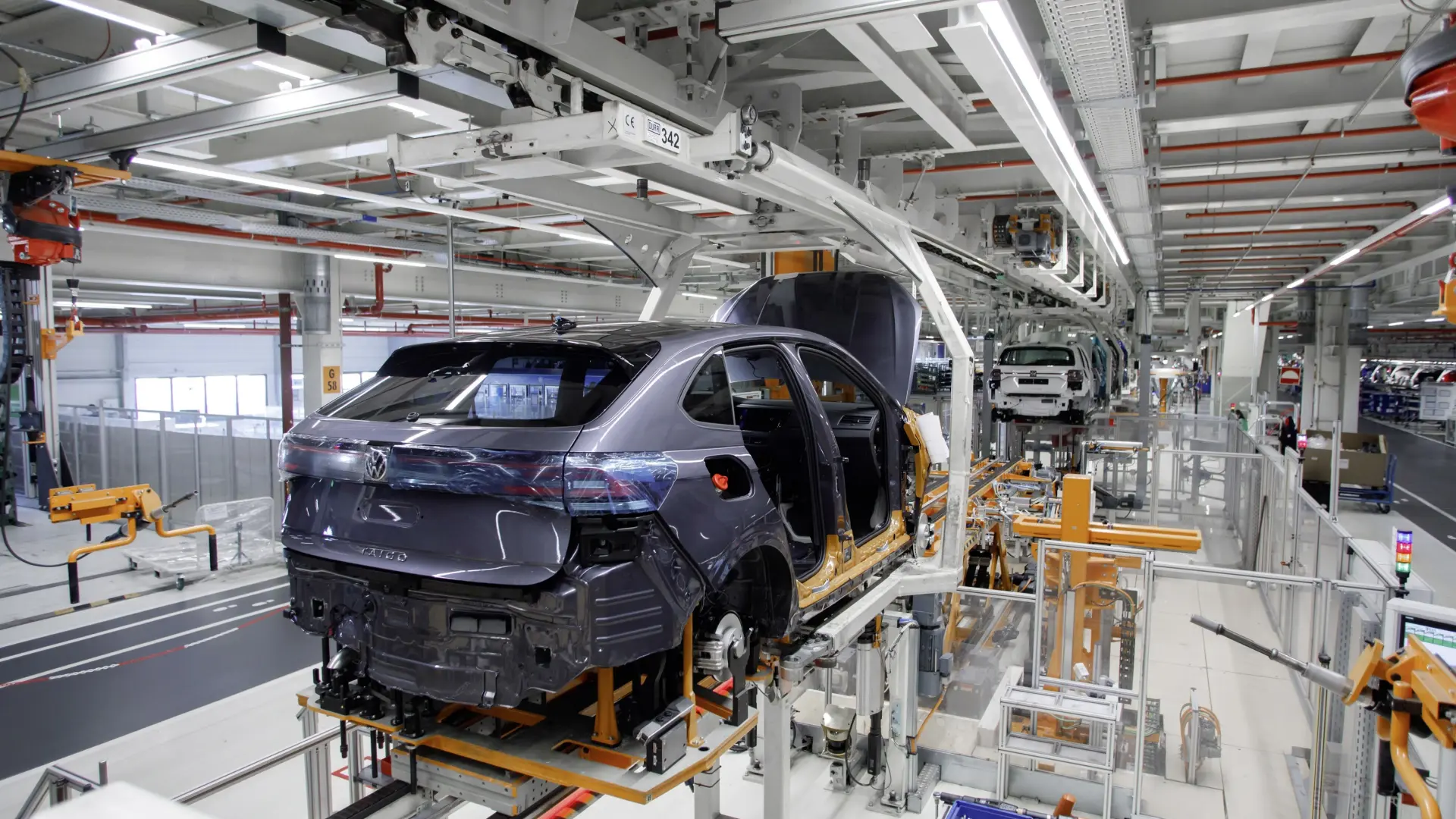 PERTE a la industria, incentivos al eléctrico o China: el motor español se la juega en los comicios