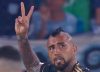 La insólita expulsión de Arturo Vidal: cargó a los hinchas de Racing con las Copas América que ganó con Chile y se llevó la roja en la Libertadores