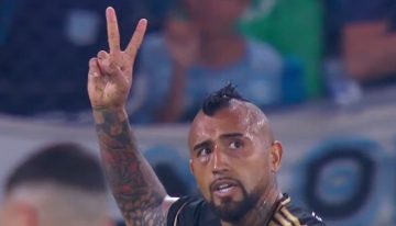 La insólita expulsión de Arturo Vidal: cargó a los hinchas de Racing con las Copas América que ganó con Chile y se llevó la roja en la Libertadores