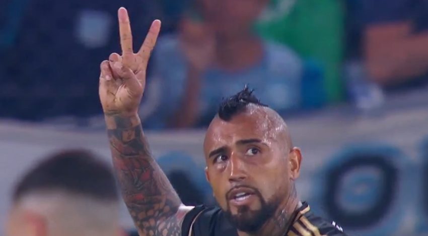 La insólita expulsión de Arturo Vidal: cargó a los hinchas de Racing con las Copas América que ganó con Chile y se llevó la roja en la Libertadores