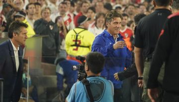Cómo fue el recibimiento a los Barros Schelotto en la cancha de River: silbidos e insultos para Guillermo y el saludo de Gallardo con los Mellizos