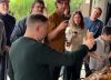 Emiliano Pinsón, rumbo a España para iniciar un tratamiento experimental contral el Parkinson: su emotiva despedida con familiares y amigos
