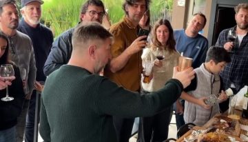 Emiliano Pinsón, rumbo a España para iniciar un tratamiento experimental contral el Parkinson: su emotiva despedida con familiares y amigos