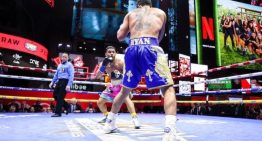 Todo lo que dejó la histórica velada de boxeo en Times Square: un Batimóvil, el combate de un policía contra un bombero y mucha gente