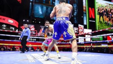 Todo lo que dejó la histórica velada de boxeo en Times Square: un Batimóvil, el combate de un policía contra un bombero y mucha gente