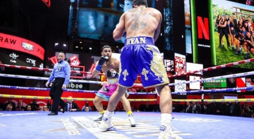 Todo lo que dejó la histórica velada de boxeo en Times Square: un Batimóvil, el combate de un policía contra un bombero y mucha gente
