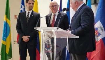Mientras Boca sigue la búsqueda de un DT, Carlos Bianchi fue condecorado por el Senado de Francia
