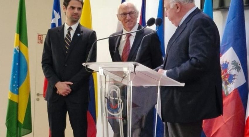 Mientras Boca sigue la búsqueda de un DT, Carlos Bianchi fue condecorado por el Senado de Francia