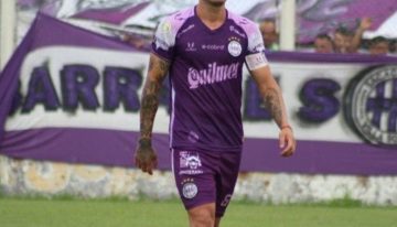 La AFA no tuvo piedad con el jugador de Sacachispas que noqueó a uno de Dock Sud en una pelea en la cancha: cuántas fechas recibió