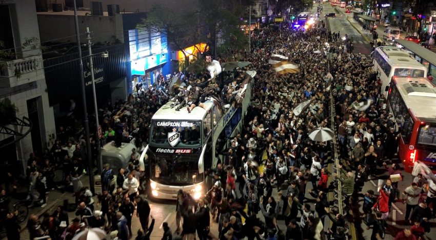 Platense sigue de fiesta: una multitud armó una caravana para recibir al histórico campeón del fútbol argentino