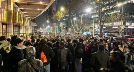 Caos y empujones en la llegada de la Selección a Chile: la AFA lanzó una queja por incumplir el protocolo de seguridad en Santiago