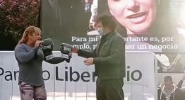 El día que Alejandra «Locomotora» Oliveras apoyó a Javier Milei y le regaló un par de guantes