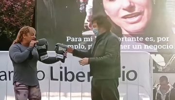 El día que Alejandra «Locomotora» Oliveras apoyó a Javier Milei y le regaló un par de guantes