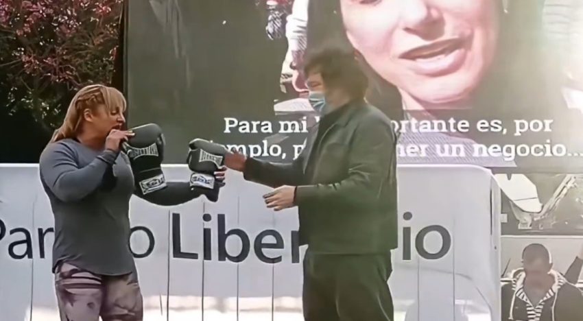 El día que Alejandra «Locomotora» Oliveras apoyó a Javier Milei y le regaló un par de guantes
