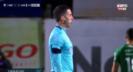 Por primera vez en Argentina, el árbitro le explicó al público qué había cobrado: sucedió en Sarmiento vs Lanús