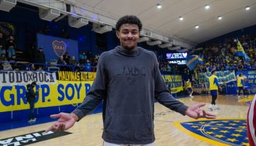 El insólito blooper que demoró el inicio de la Liga Nacional frente a Boca: un jugador de Instituto la volcó en la entrada en calor y rompió el tablero