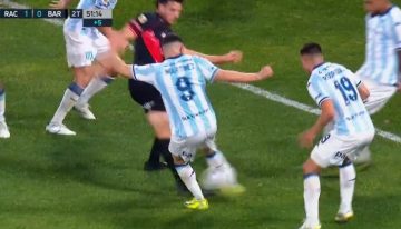 La jugada de la polémica en Racing vs Barracas Central: la explicación de Lamolina a Arias para justificar su decisión