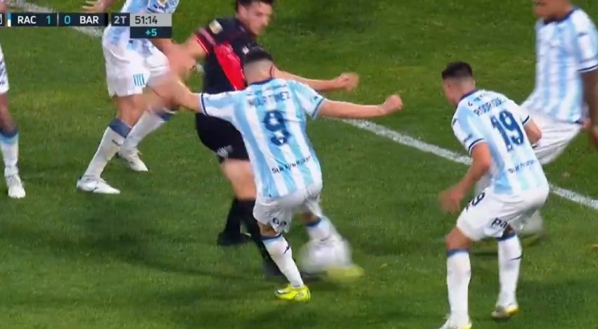 La jugada de la polémica en Racing vs Barracas Central: la explicación de Lamolina a Arias para justificar su decisión