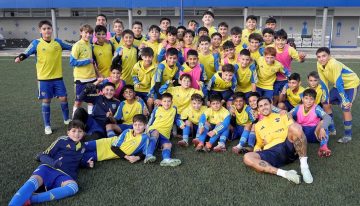 El gesto de Leandro Paredes con los juveniles de Boca en su regreso al club: compartió la tarde y recibió el cariño de los más chicos