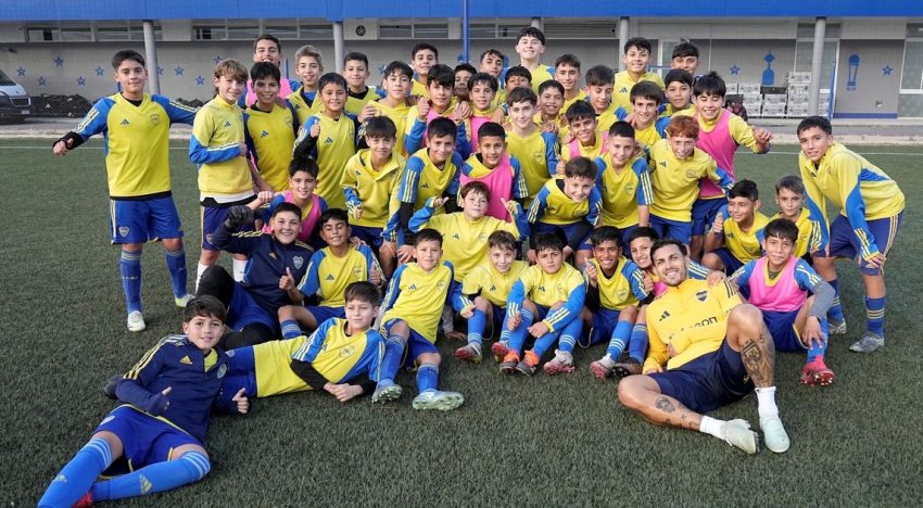 El gesto de Leandro Paredes con los juveniles de Boca en su regreso al club: compartió la tarde y recibió el cariño de los más chicos
