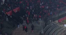 Escándalo en Colón-Mitre: proyectiles de los hinchas, tiros de la policía y los jugadores atrincherados en el medio del campo