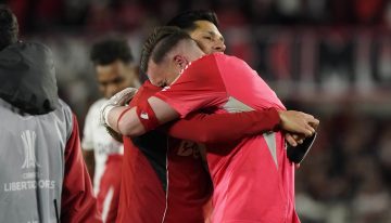 Franco Armani y el abrazo con llanto junto a Enzo Pérez tras pasar el karma de los penales de River vs Libertad: «Recompensa al trabajo»