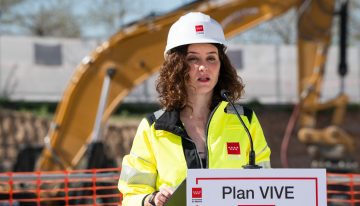 El gobierno de Ayuso solo ha comprado cinco de las 175 viviendas sociales que se comprometió a adquirir hace un año