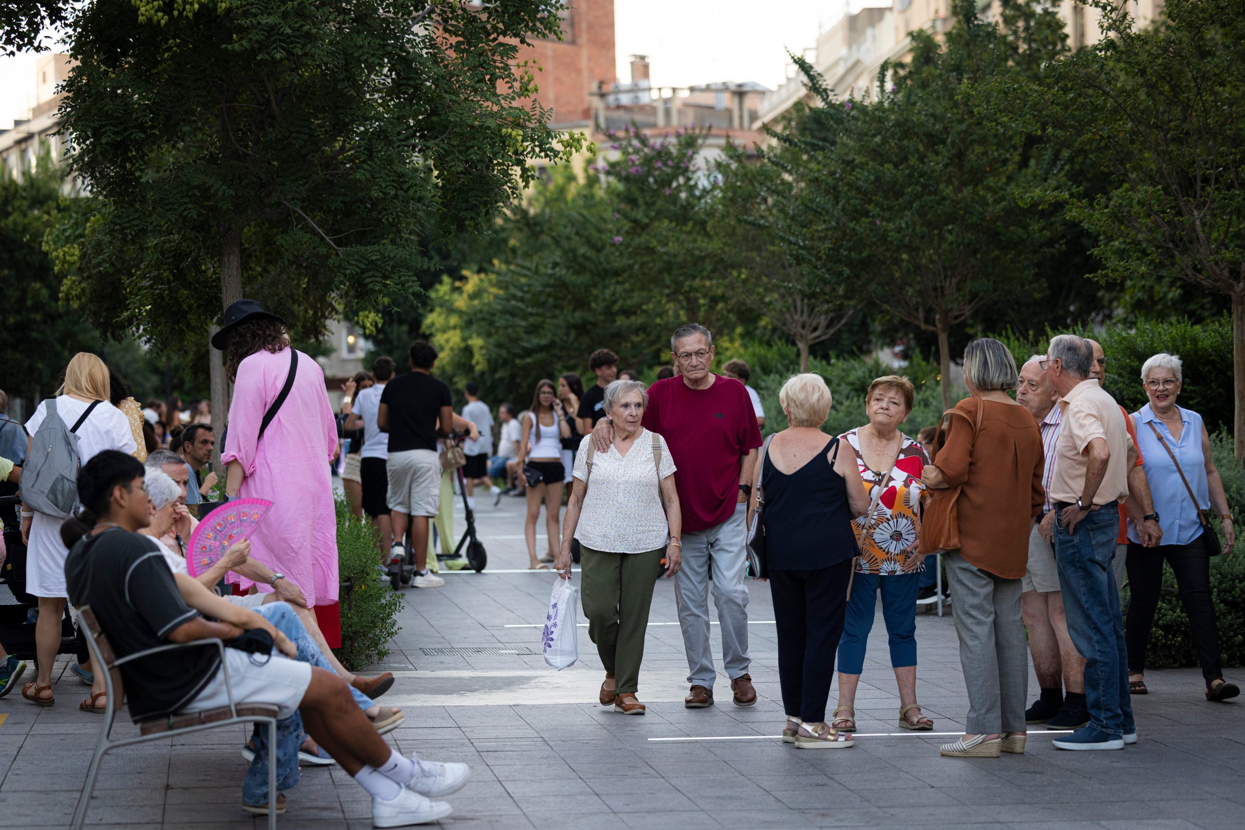 Varias personas en el paseo de la plaza Major de Sabadell.