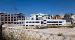 Vuelta al cole en El Cañaveral después de 10 años de vacío: un público que solo oferta un curso para 88 alumnos o un concertado con barracones