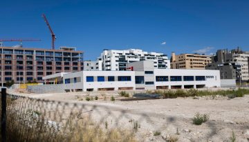 Vuelta al cole en El Cañaveral después de 10 años de vacío: un público que solo oferta un curso para 88 alumnos o un concertado con barracones