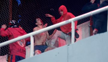 Luego de los graves incidentes en las tribunas, Conmebol confirmó la cancelación del partido entre Independiente y la Universidad de Chile