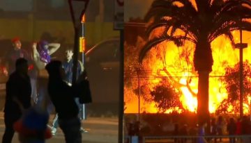 Hinchas de la U de Chile, otra vez: incendio y choques con la policía antes del partido con Alianza Lima