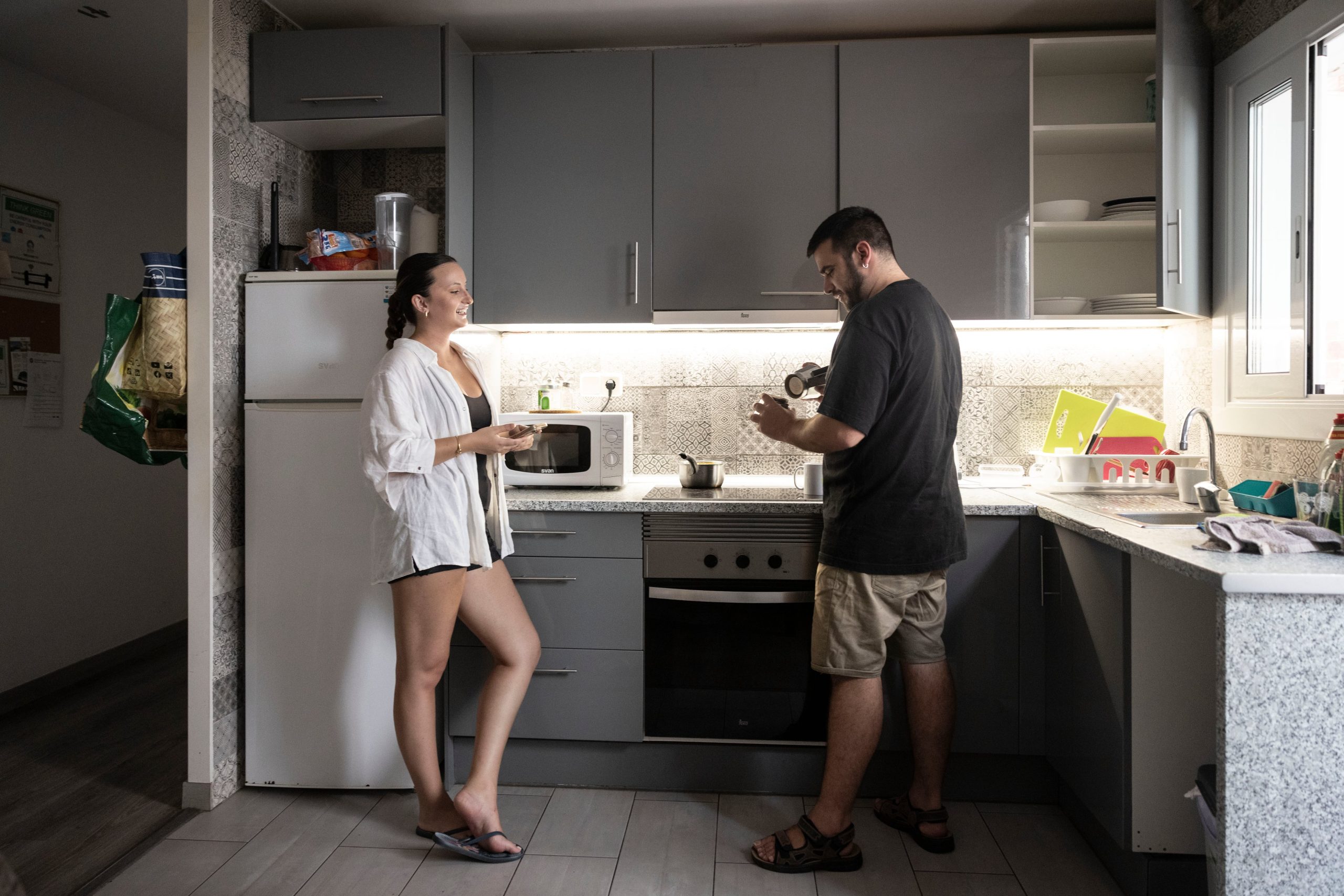 El comedor del piso que Spyros y Michaela comparten con otra persona  en L'Hospitalet de Llobregat.