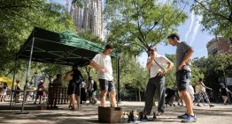 Jugar en la plaza de la Sagrada Familia para reconquistar espacio tomado por los turistas en Barcelona: “Estamos rodeados”