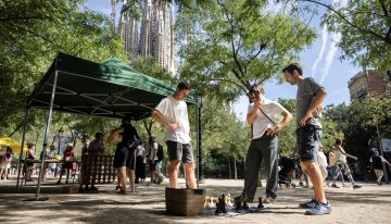 Jugar en la plaza de la Sagrada Familia para reconquistar espacio tomado por los turistas en Barcelona: “Estamos rodeados”