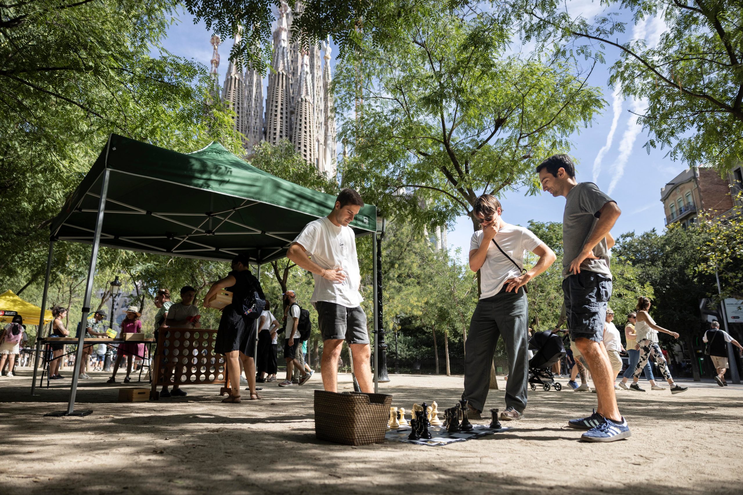 Partida de ajedrez en la plaza de la Sagrada Familia, a los pies del templo, este sábado, dentro del programa de juego en las plazas para reconquistar el uso vecinal de espacios tomados por el turismo.