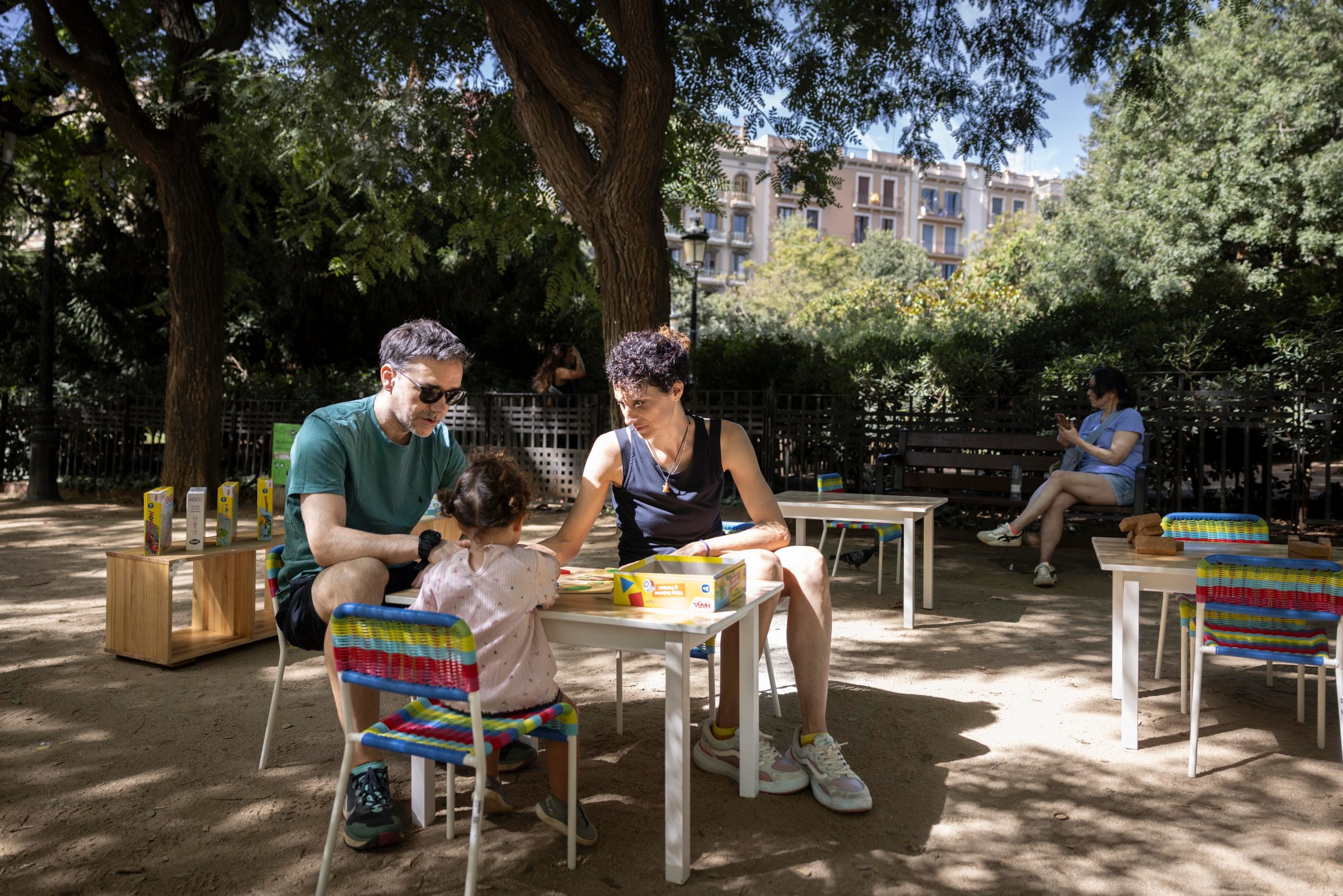 Una familia juega en la plaza de la Sagrada Familia de Barcelona este sábado, en el espacio municipal que busca recuperar el uso vecinal de zonas masificadas por el turismo.