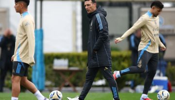 Scaloni repartió pecheras en la práctica abierta de la Selección: la formación 'juvenil' con la que rodeó a Messi antes del partido vs Venezuela