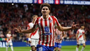 Julián Álvarez abrió el camino del Atlético de Madrid con una gran volea  en medio de los roces con Simeone