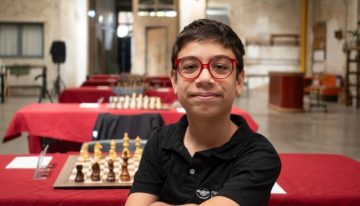 Faustino Oro le puso un moño a su primer gran golpe como ajedrecista top: hizo tablas con el legendario Julio Granda y se coronó campeón invicto